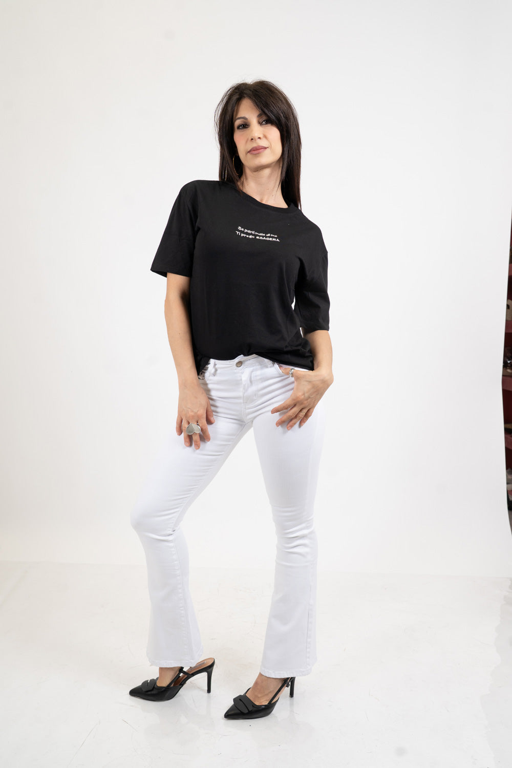 T-shirt scritta “Se parli male di me ti prego esagera”