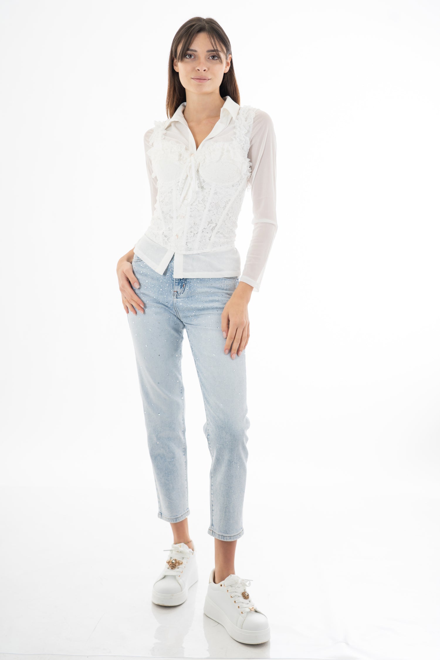 modella indossando Jeans vita alta gamba dritta con strass degradé in denim elasticizzato colore