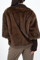 modella indossando Pelliccia ecologica con collo alto a coste e taglio over colore