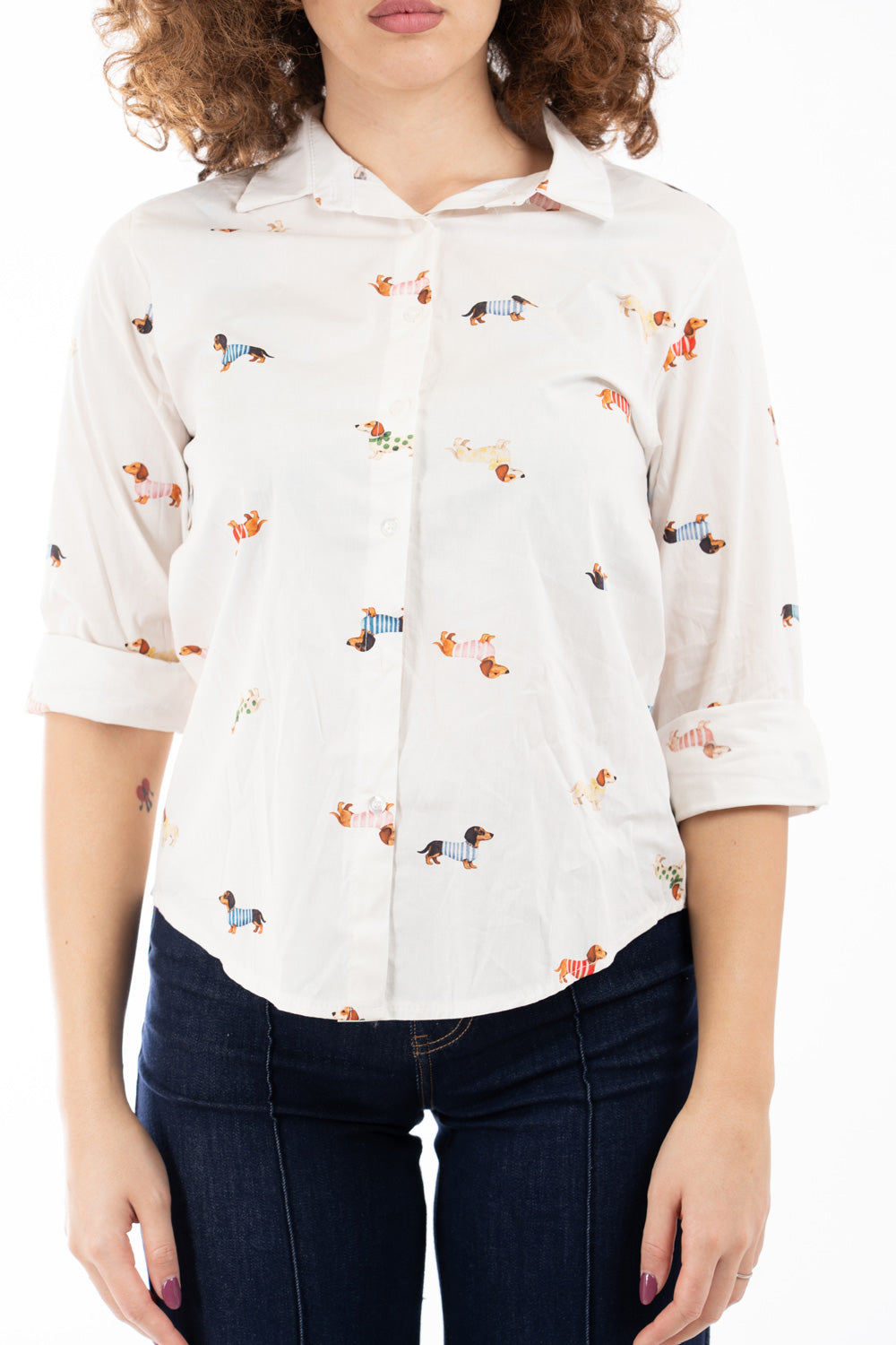 modella indossando Camicia in cotone con stampa bassotti Made in Italy colore Bianco Unica