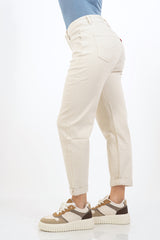 modella indossando Jeans dritto color crema elasticizzato colore Beige Chiaro