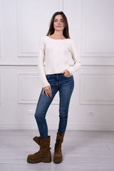 modella indossando Maglia Solenne trecce colore