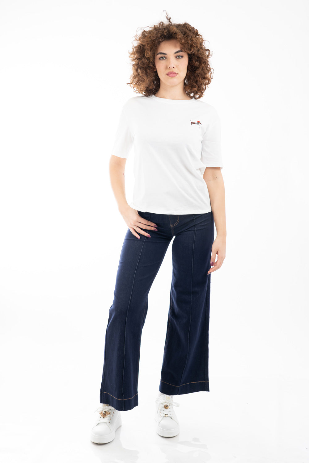 modella indossando T-shirt in cotone con ricamo bassotto Made in Italy colore