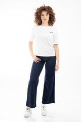 modella indossando T-shirt in cotone con ricamo bassotto Made in Italy colore