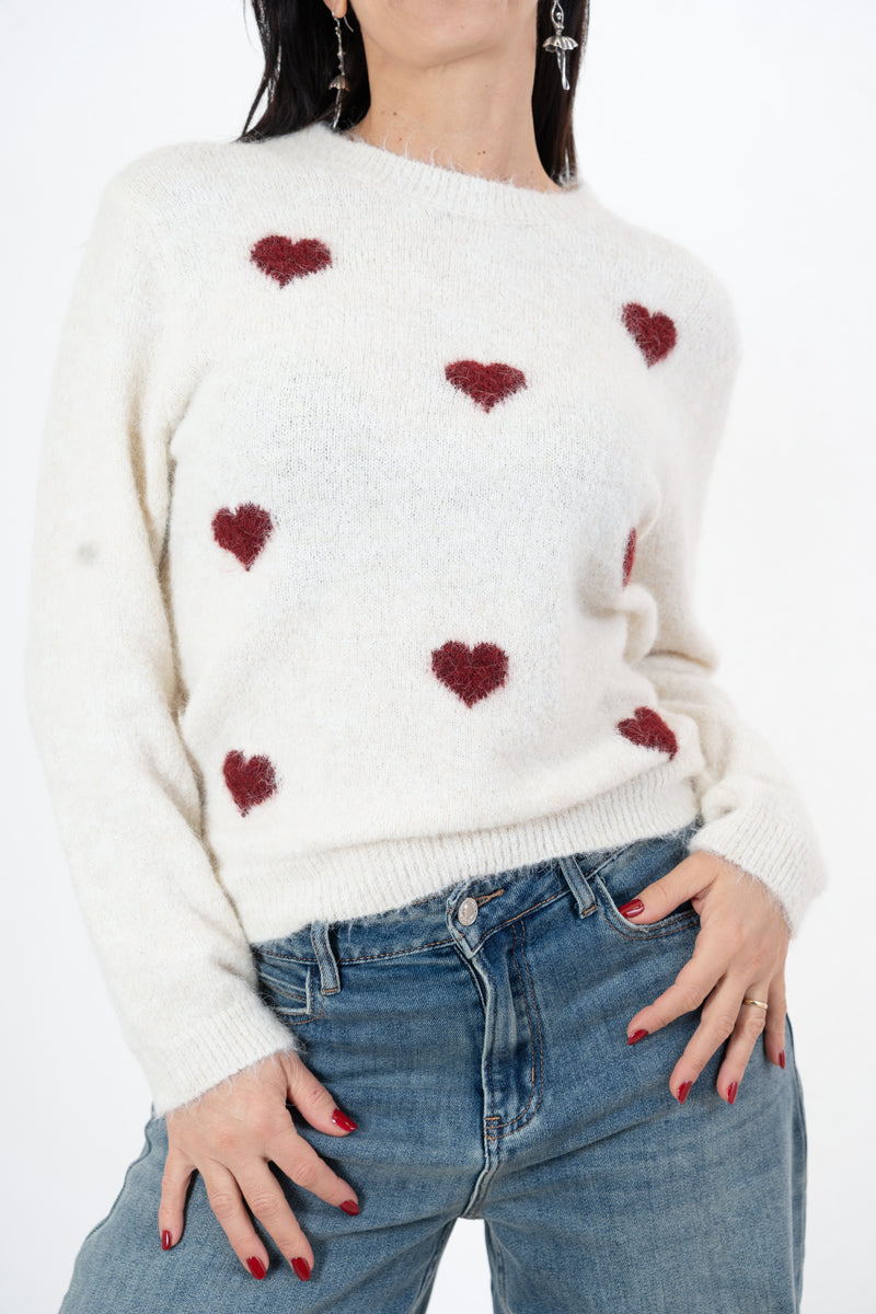 modella indossando Maglia morbida con cuori jacquard in filato mohair colore Panna-Bordeaux Unica
