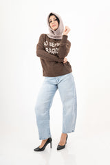 modella indossando Balaclava in maglia morbida Made in Italy colore