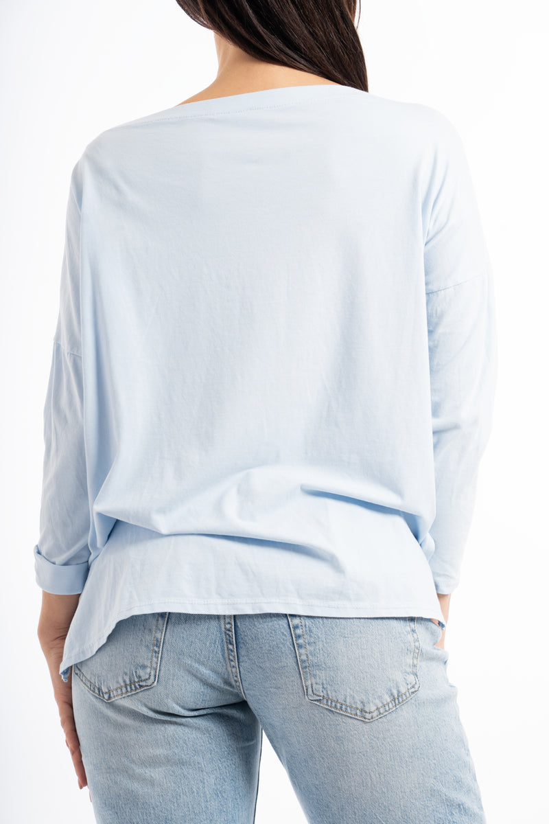 modella indossando Maglia over in cotone elasticizzato con scollo ampio e spacchi laterali colore