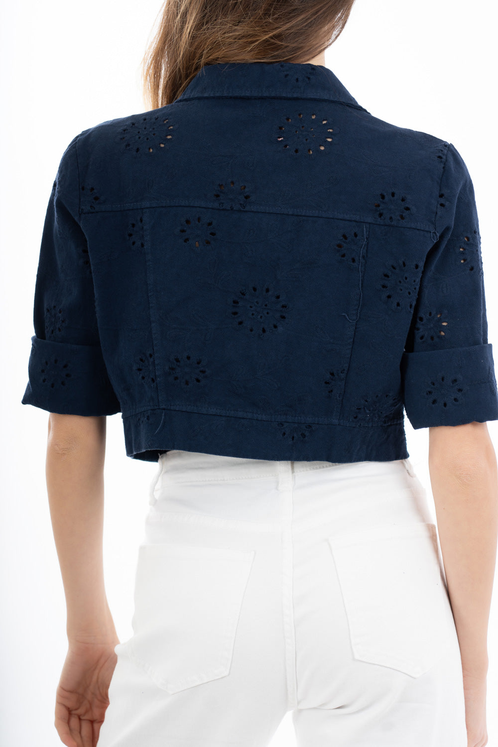 modella indossando Giacca crop in cotone stile denim con ricamo traforato e bottoni metallici colore