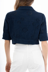 modella indossando Giacca crop in cotone stile denim con ricamo traforato e bottoni metallici colore