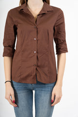 modella indossando Camicia avvitata in cotone elasticizzato marrone colore Marrone