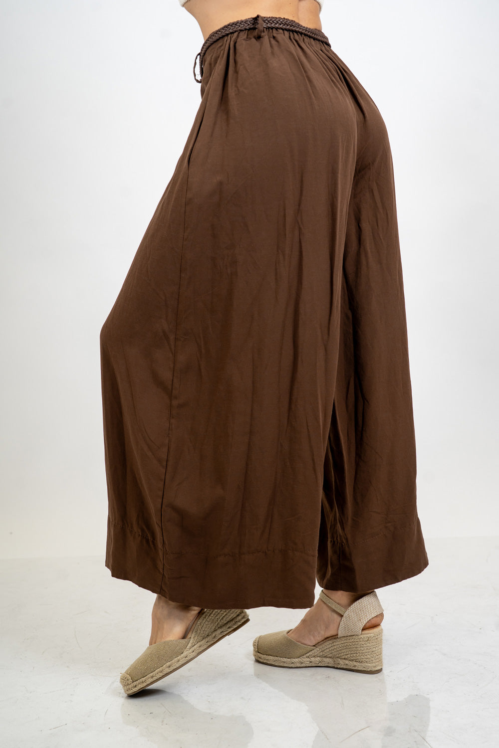 Pantalone balloon cropped in misto lino con cintura intrecciata.