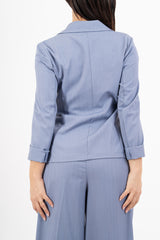 modella indossando Giacca avvitata rigata spinata celeste colore