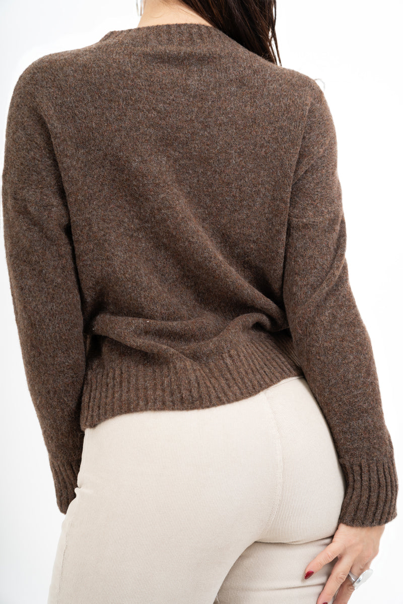 modella indossando Maglione girocollo con scritta “Ho sempre ragione” in misto lana Made in Italy colore