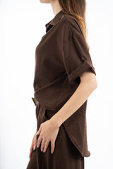 modella indossando Camicia over in viscosa effetto naturale con fondo asimmetrico colore