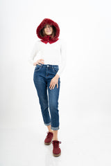 modella indossando Cappuccio KnitFur con bordo in ecopelliccia colore