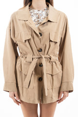 modella indossando Trench corto con fusciacca in tela tecnica morbida e tasche applicate colore Camel Unica