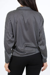 modella indossando Camicia in raso a pois con colletto classico e scollo a V colore