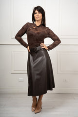 modella indossando Maglia Floris con alamari colore