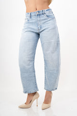 modella indossando Jeans modello barrel a gamba arrotondata in denim chiaro colore