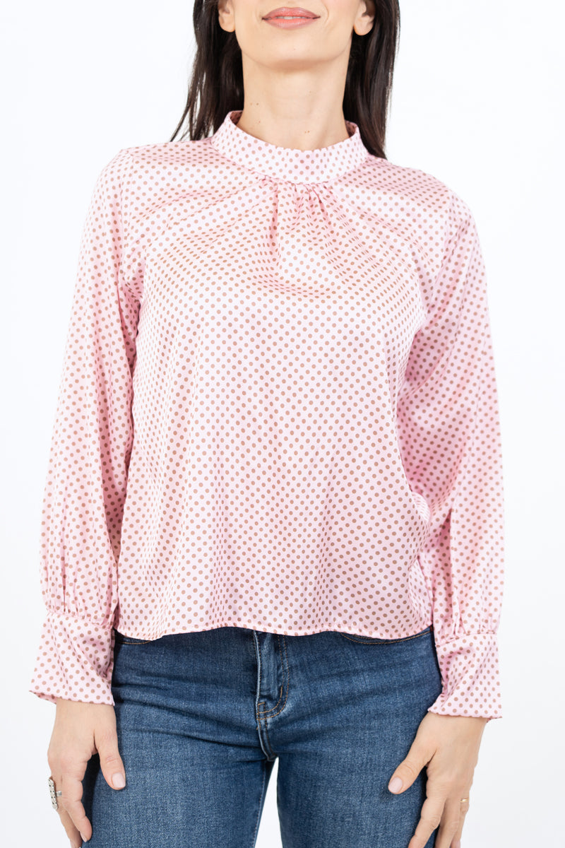modella indossando Blusa in raso a pois con collo coreano e maniche arricciate colore Rosa Unica