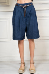 modella indossando Bermuda effetto gonna in chambray con cintura colore