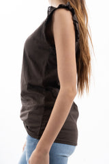 modella indossando T-shirt smanicata in cotone con rouche sangallo colore