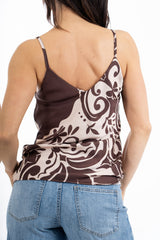 modella indossando Top satinato fantasia RetroBloom con scollo a V e spalline sottili colore