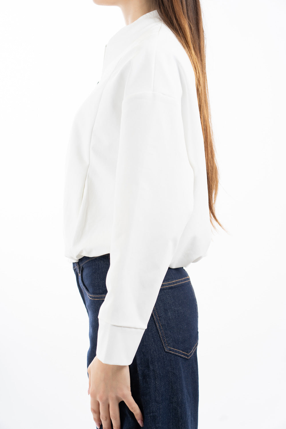 modella indossando Giacca bomber corta con zip metallica e fondo elastico colore