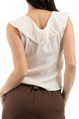 modella indossando Blusa smanicata con scollo a V e balza incrociata colore