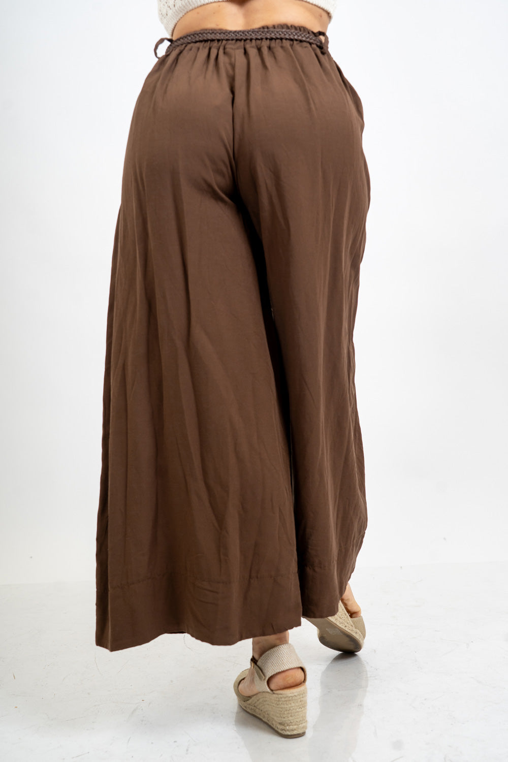 Pantalone balloon cropped in misto lino con cintura intrecciata.