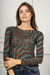 modella indossando Maglia Aveline Zebrata colore Turchese-Marrone Unica