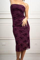 modella indossando Abito midi Floris drappeggiato colore