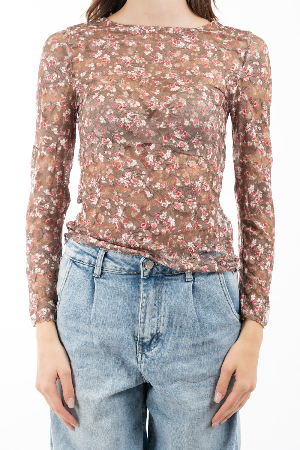 modella indossando Maglia in pizzo elasticizzato trasparente a fiori manica lunga colore Marrone Unica