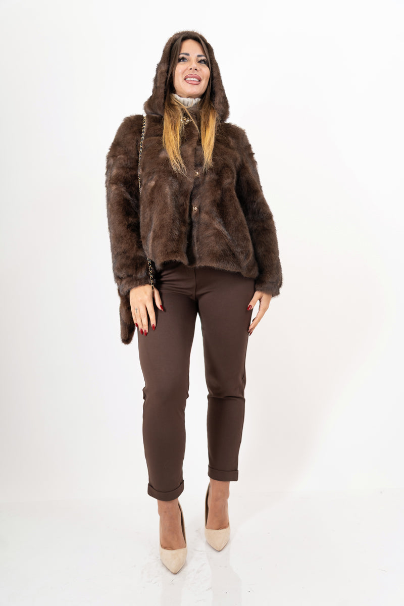 modella indossando Pantaloni Punto Milano Elegance – Marrone colore Marrone