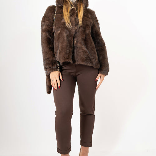 modella indossando Pantaloni Punto Milano Elegance – Marrone colore Marrone XL 48