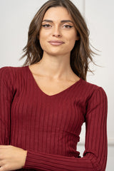 modella indossando Maglia Nadine a coste con scollo V colore Borgogna Unica