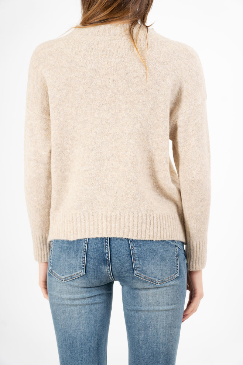 modella indossando Maglione girocollo con scritta “Ho sempre ragione” in misto lana Made in Italy colore