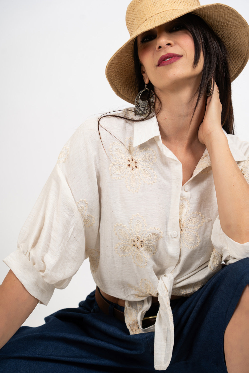 Camicia ampia con ricami floreali e nodo.