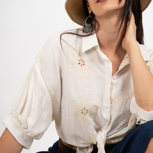 modella indossando Camicia ampia con ricami floreali e nodo colore Avorio Unica