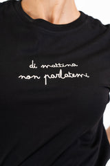 T-shirt in cotone con ricamo “di mattina non parlatemi”