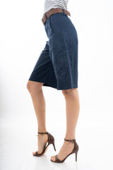 modella indossando Bermuda morbido con tasche applicate in cotone elasticizzato e cintura colore