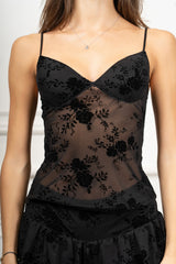 modella indossando Top Floris con coppe colore