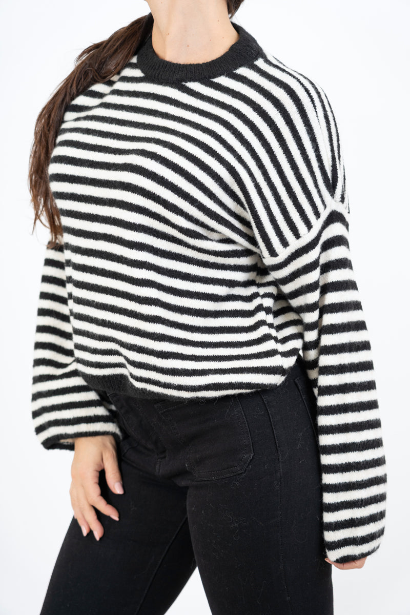 modella indossando Maglioncino Candy Lines rigato over colore