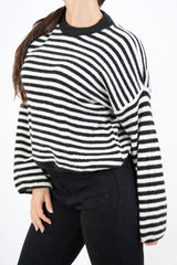 modella indossando Maglioncino Candy Lines rigato over colore