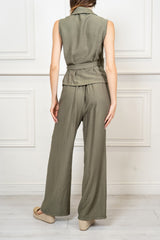 modella indossando Completo gilet portafoglio e pantalone palazzo in misto viscosa colore