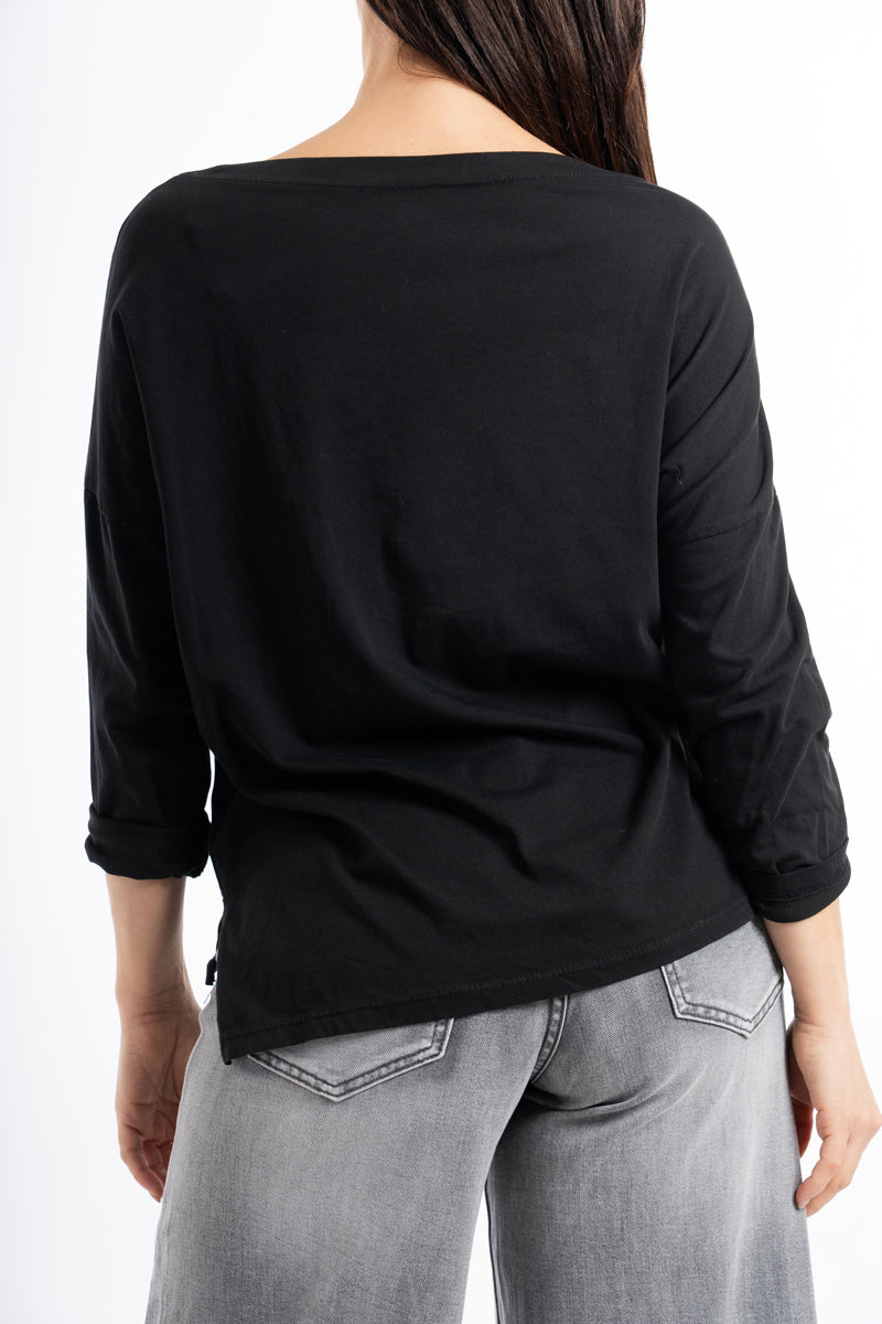 modella indossando Maglia over in cotone elasticizzato con scollo ampio e spacchi laterali colore