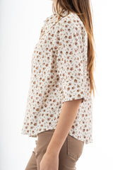 modella indossando Camicia in cotone 100% fantasia floreale provenzale con manica al gomito colore