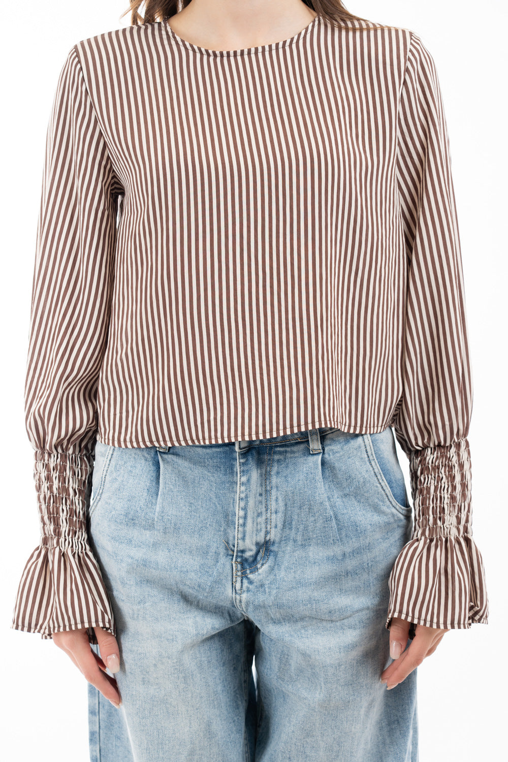 modella indossando Blusa rigata in viscosa con manica balloon e polso smock colore