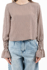 modella indossando Blusa rigata in viscosa con manica balloon e polso smock colore