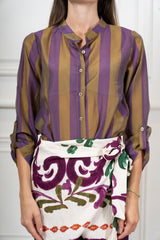 modella indossando Camicia Collo Coreana in Tencel a Righe Multicolor colore
